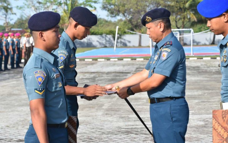 Danlantamal XI Merauke Laksamana Pertama TNI Kunto Tjahjono saat memberikan penghargaan atlet berprestasi, Senin (16/10)