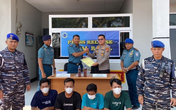 Danlanal Bangka Belitung Kolonel Laut (P) Deni Indra saat menyerahkan barang bukti dan pelaku ke aparat Kepolisian 