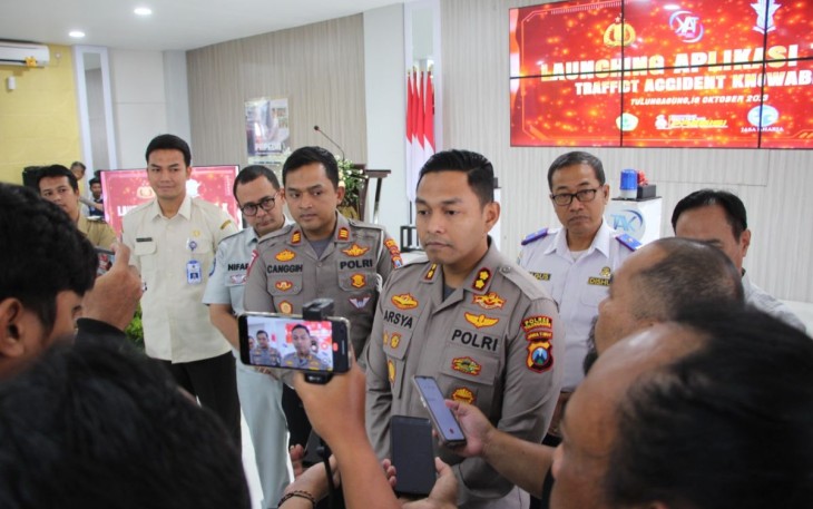 Kapolres Tulungagung AKBP Teuku Arsya Khadafi saat konferensi pers usai launching Aplikasi TAK, Senin (16/10)