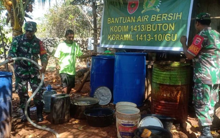 Diatribusikan air bersih untuk warga di wilayah Korem 143/HO