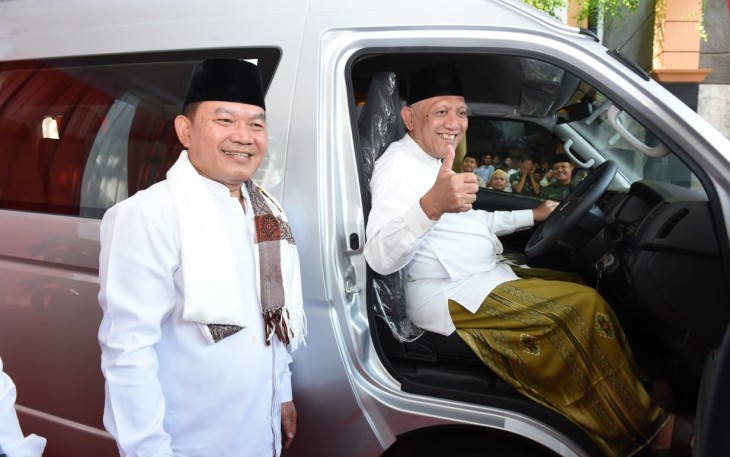 Kasad Jenderal TNI Dudung Abdurachman saat memberikan bantuan kendaraan operasional untuk santri, Rabu (18/10)