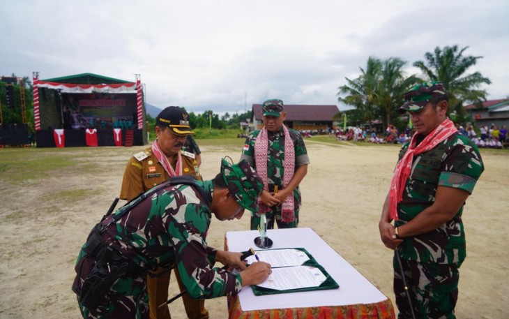 Penandatanganan berita acara serah terima hasil TMMD ke 118 Kodim 1204/Sanggau, Kamis (19/10)