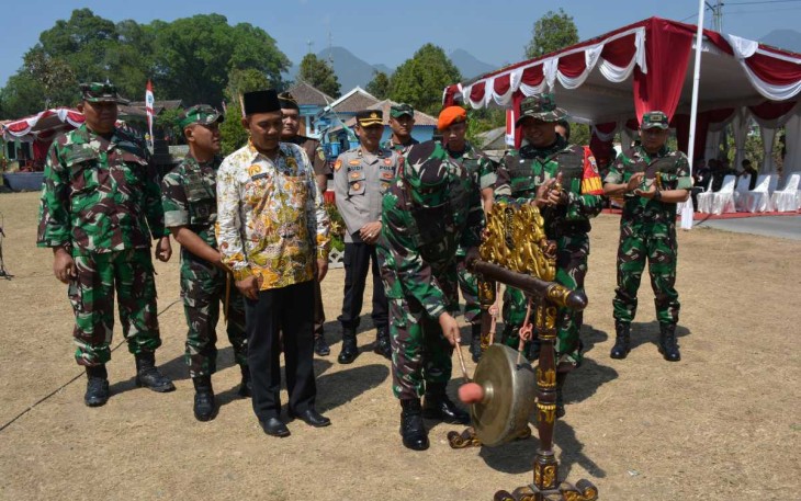Kapok Sahli Kodam V/Brawijaya Brigjen TNI Totok Suhartono memukul gong resmi menutup TMMD ke 118 Kodim 0804/Magetan, Kamis (19/10)