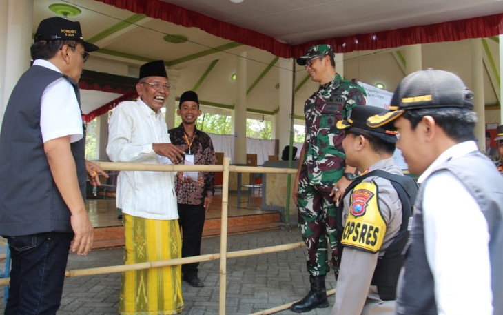 Dandim 0806/Trenggalek Letkol Kav Peddy Adi Prasetyo saat meninjau Pilkades serentak, Rabu (25/10)
