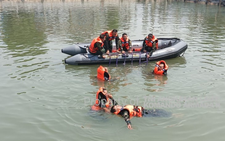 Latihan Water Rescue dan Salvage Koarmada II