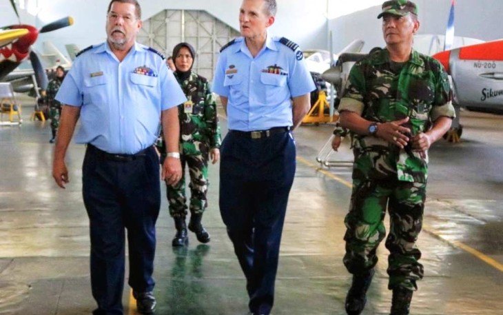 Mayor Tek Dewantoro saat memandu rombongan RAAF Australia mengunjungi Muspusdirla, Yogyakarta, Jum'at (27/10)