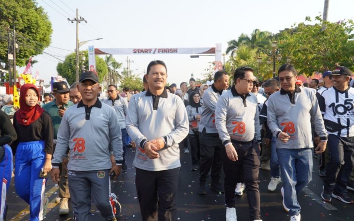 Danrem 081/DSJ Kolonel Inf H. Sugiyono jalan sehat bersama Sekda Jatim, Minggu (29/10)