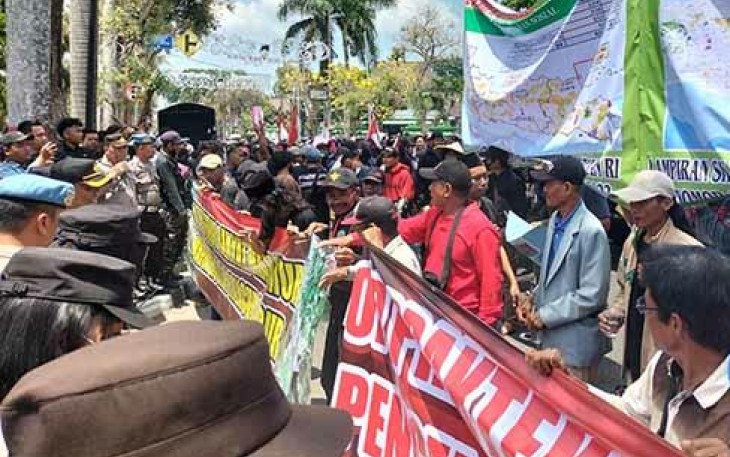Ratusan Massa SPJSM Unras di Kantor Perhutani Blitar, Selasa 31 Oktober 2023.