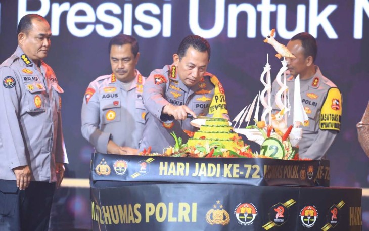 Kapolri Jenderal Listyo Sigit Prabowo saat memotong tumpeng HUT Humas Polri Ke-72 di Jakarta, Selasa (31/10)