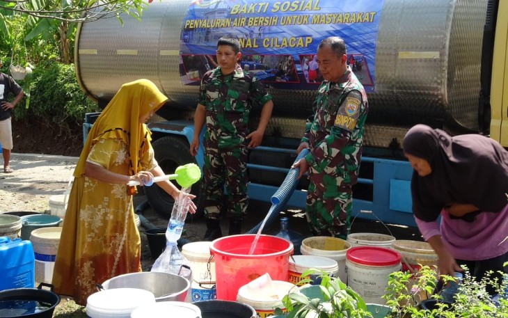 Lanal Cilacap Salurkan Bantuan 17000 Liter Air Bersih untuk Masyarakat 