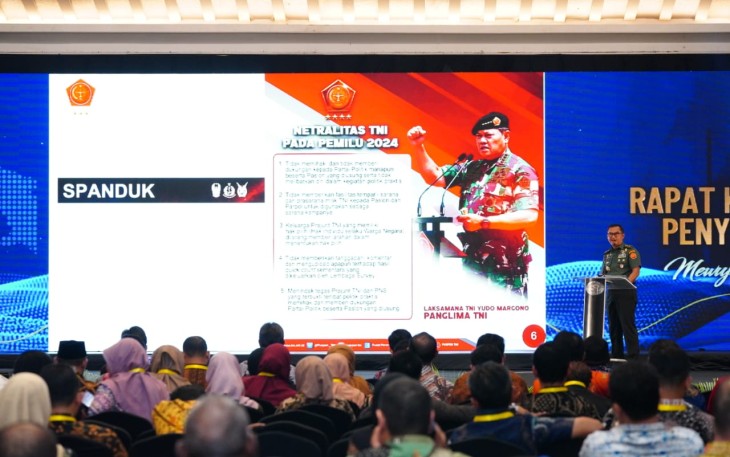Kasum TNI Letjen TNI Bambang Ismawan, S.E., M.M. saat mewakili Panglima TNI pada Rapat Koordinasi Nasional Penyelenggaraan Pemilu 2024 “Mewujudkan Pemilu Berintegrasi” di Puri Agung Convention Hall Grand Sahid Jaya Hotel, Jakarta, Rabu (8/11/2023).