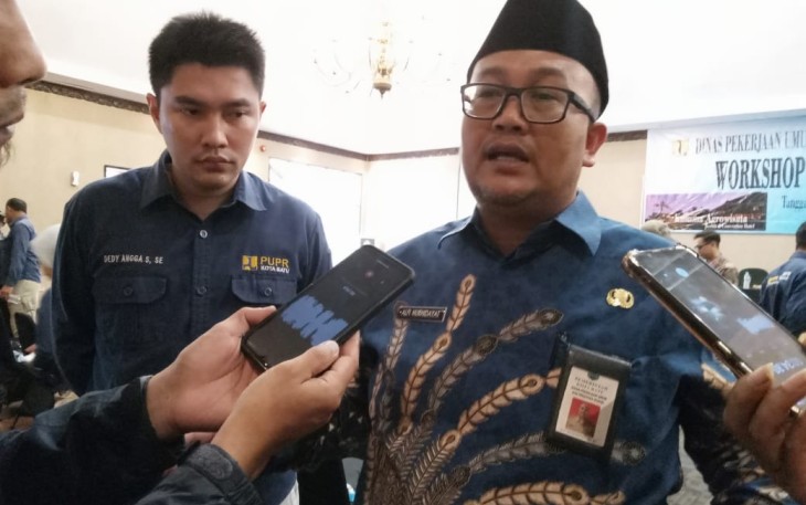 Kepala Dinas PUPR Pemkot Batu, Alfi Nurhidayat, S.T., M.T., IPM bersama Kabid Tata Ruang DPUPR Pemkot Batu Dedi Angga Satriawan, saat diwawancarai awak media usai kegiatan acara Workshop Pengenalan RDTR. Kamis (9/11)