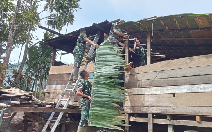 Bantu perbaiki atap rumah warga di perbatasan 