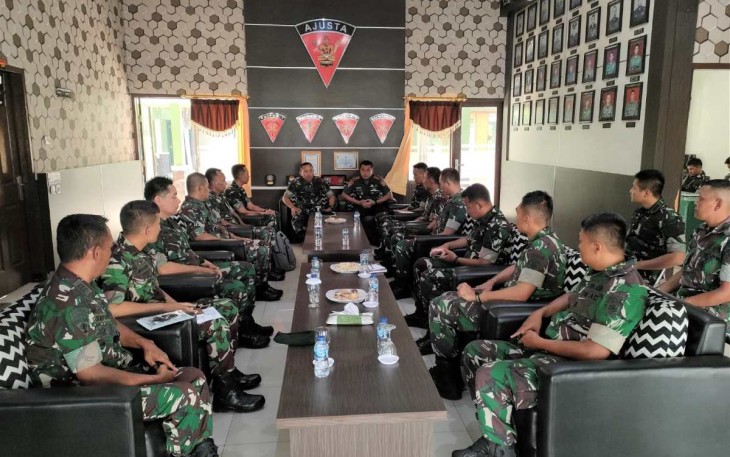 Kasmenarmed 2 Kostrad Letkol Arm Siswo Budiarto saat verifikasi jelang Sertijab di Yonarmed 1 Roket, Malang, Rabu (15/11)