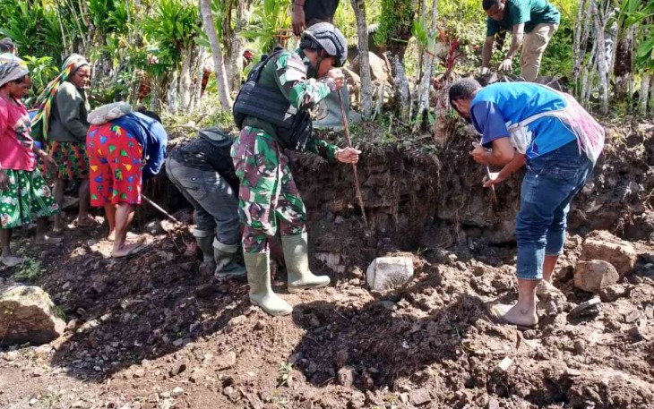 Karya bakti bersama masyarakat di gereja perbatasan 