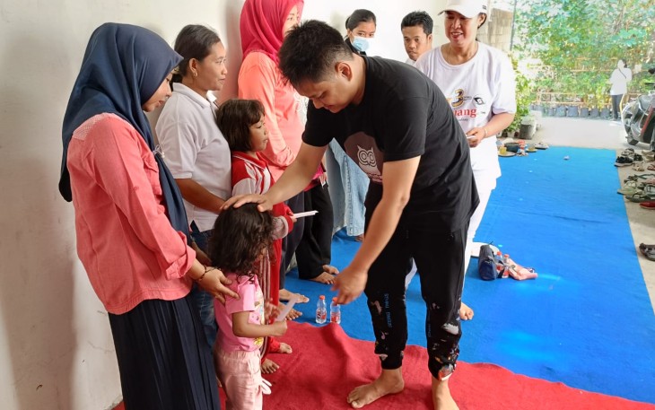 Tomi Gandhi Sansongko Saat Santuni Anak Yatim di Acara HUT Satujuang Blitar
