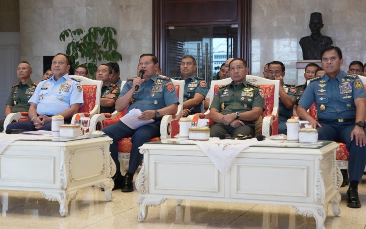 Panglima TNI Laksamana TNI Yudo Margono, S.E, M.M. didampingi KASAD, KASAL dan KASAU saat memimpin Kick Off Posko Pengaduan Netralitas TNI pada Pemilu 2024, di Ruang Hening Mabes TNI Cilangkap, Jakarta Timur, Senin (20/11/2023).