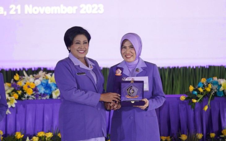 Ketua Umum Dharma Pertiwi dan IKKT Pragati Wira Anggini Ny Vero Yudo Margono melaksanakan acara Rapat Paripurna dalam rangka Sertijab Ketua Umum Dharma Pertiwi dan IKKT Pragati Wira Anggini bersama Ny. Evi Agus Subiyanto, di Joglo Ageng Mabes TNI, Cilangkap, Jakarta Timur, Selasa (21/11/2023)