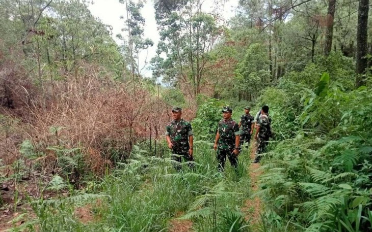 Danrem 081/DSJ Kolonel Inf H. Sugiyono cek lokasi pasca kebakaran hutan di gunung Lawu, Selasa (12/12)