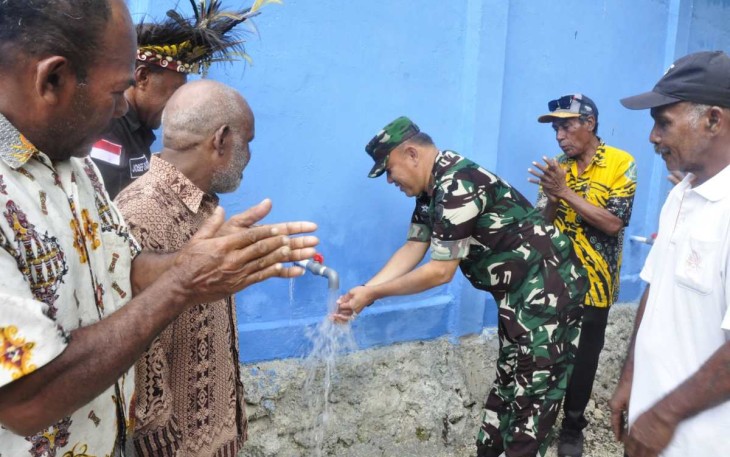 Danlanud Manuhua Marsma TNI Yostariza saat membuka kran air hasil pembangunan ground tank saluran air bersih program nasional Bakti Papua 2023 di kampung Samau, Distrik Biak, Kabupaten Biak Numfor, Kamis (14/12)
