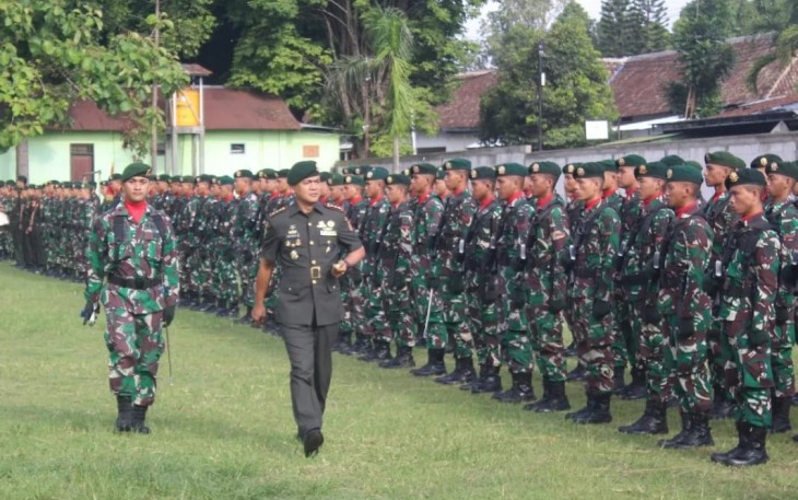 Danmenarmed 2 Kostrad Kolonel Arm Joko Setiyo Kurniawan saat pengecekan pasukan dalam upacara Hari Juang Kartika TNI AD di Yonarhanud 2 Kostrad, Malang, Jum'at (15/12)