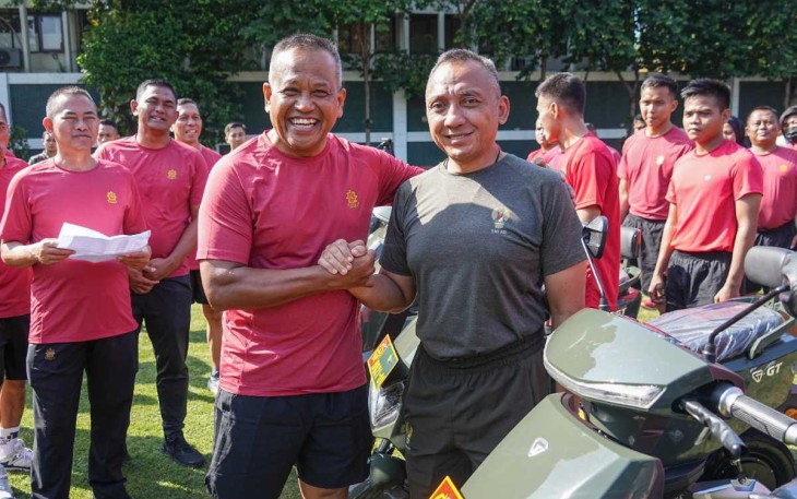 Pangkostrad Mayjen TNI Muhammad Saleh Mustafa saat menyerahkan kendaraan dinas di Makostrad Gambir Jakarta, Kamis (21/12)