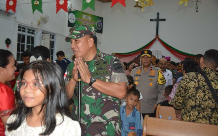 Danrem 033/WP Brigjen TNI Jimmy Watuseke saat meninjau pengamanan misa Natal di gereja 