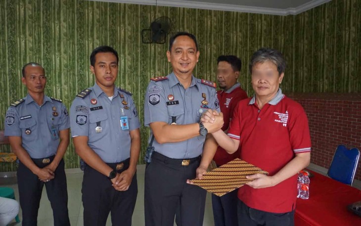 Kalapas Cilegon Yosafat Rizanto saat menyerahkan remisi khusus 