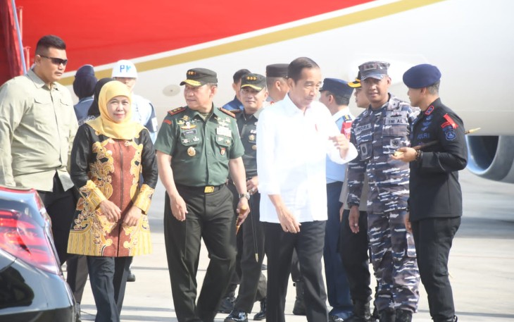 Pangdam V Brawijaya Mayjen TNI Rafael Granada saat menyambut kedatangan presiden Joko Widodo di Bandara Internasional Banyuwangi, Rabu (27/12)