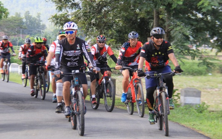 Dandim 0806/Trenggalek Letkol Czi Yudo Aji Susanto gowes bersama komunitas sepeda dan masyarakat 