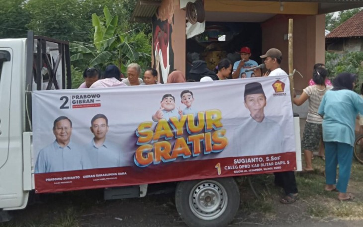 Situasi Warga Kabupaten Blitar Ambil Sayur, Makanan dan Susu Gratis dari Partai Gerindra