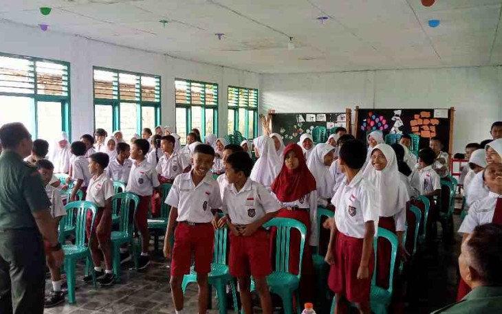 Pemberian materi wasbang bagi anak anak SD