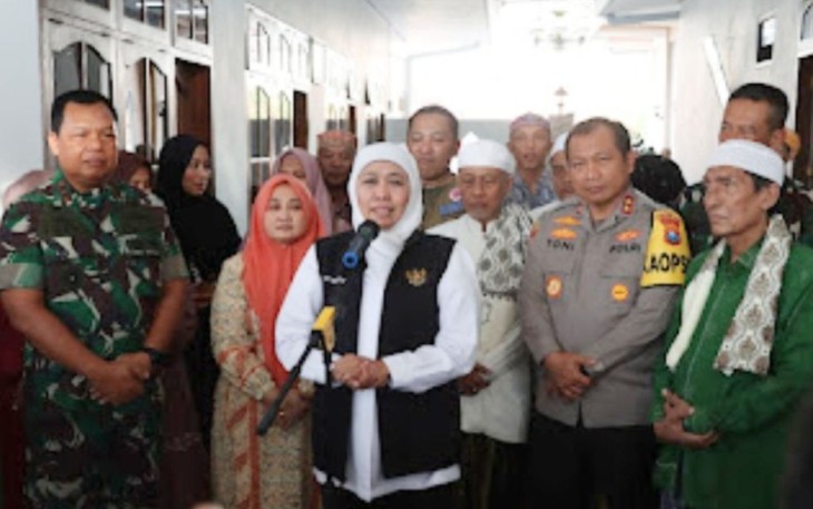 Gubernur Jatim Khofifah Indar Parawansa saat memberikan keterangan pers di Kabupaten Sampang, Senin (2/1)