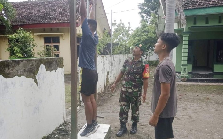Pembinaan fisik pemuda calon prajurit TNI di desa binaan