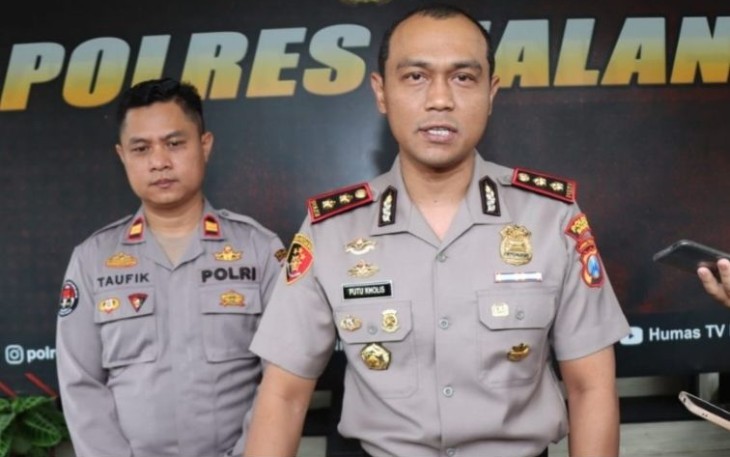 Kapolres Malang AKBP Putu Kholis Aryana saat menerima keterangan pers, Selasa (3/1)