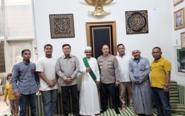 Kapolda Sumsel Irjen Pol A Rachmad Wibowo foto bersama dikediaman Ulama Kharismatik Ustadz Amak Shahab