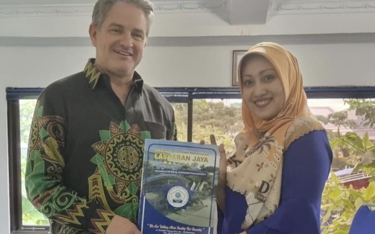Prof Eric Jones bersama Dr Hernita Ketua STIM Lasharan Jaya di Makassar, Jum'at (20/1)