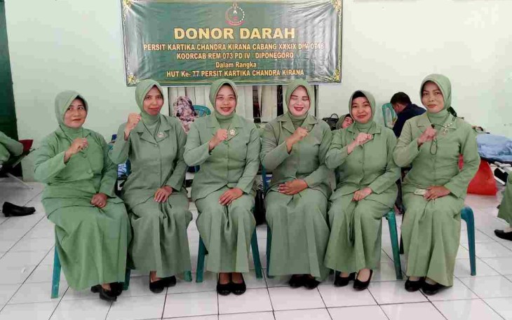 Selesai pelaksanaan donor perwakilan Persit Ranting 02 poto bareng Ketua Persit Cabang XXXIX