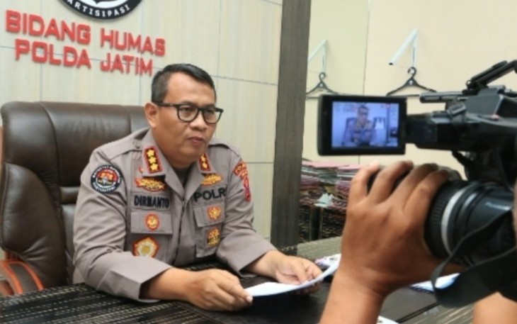 Kabid Humas Polda Jatim Kombes Dirmanto saat memberikan keterangan pers 
