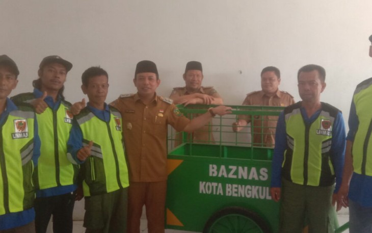 Wakil Wali Kota Bengkulu Dedy Wahyudi Saat Menyerahkan Bantuan 1 Unit Gerobak Sampah