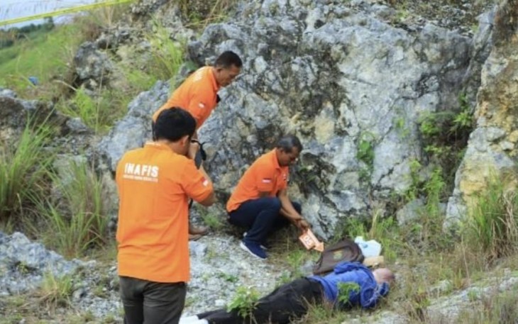 Kapolres Samosir AKBP Yogie Hardiman bersama Tim Labfor Polda Sumut gerak cepat olah TKP dilokasi meninggalnya Bripka Arfan Saragih