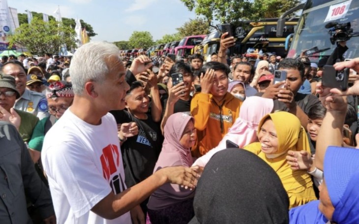 Ganjar Pranowo saat melepas pemudik di Museum Purna Bhakti Pertiwi TMII Jakarta, Senin (17/4)