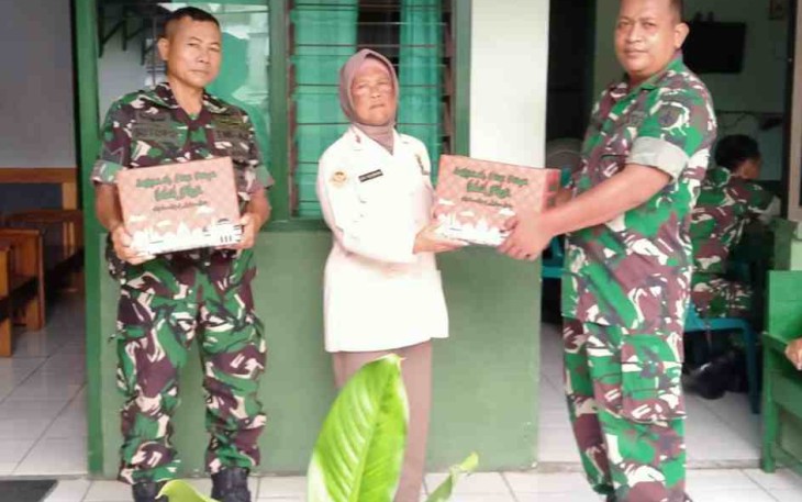 Danramil 0718-01/Pati saat memberikan bingkisan lebaran kepada anggota Koramil