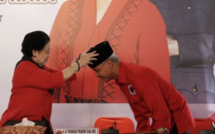 Megawati Soekarnoputri saat mengukuhkan Ganjar Pranowo sebagai Capres PDIP 2024 di Istana Batutulis Bogor, Jum'at (21/4)