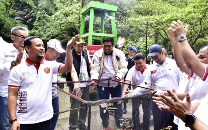 Gubernur Sulsel Andi Sudirman saat melepas kupu-kupu 