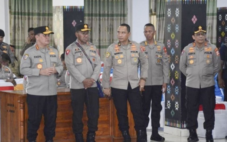 Kabaharkam Polri Komjen Dr Muhammad Fadil Imran (kiri) saat pengecekan pengamanan KTT Asean, NTT, Selasa (2/5)
