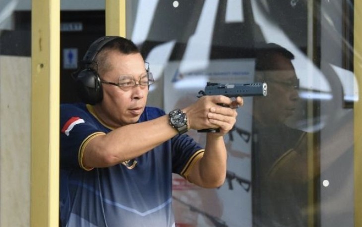 Pangkolinlamil Laksda TNI Yayan Sofiyan latihan menembak, Kamis (4/5)