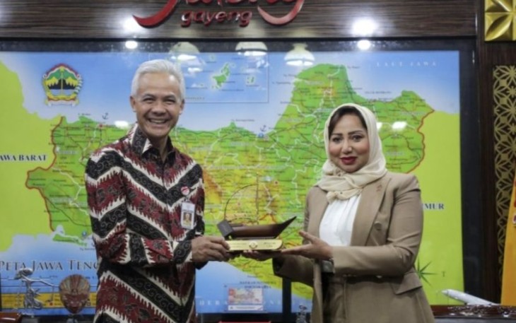 Ganjar Pranowo saat memberikan cenderamata Dubes Qatar, Rabu (10/5)