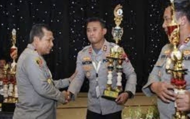 Kapolda Jatim Irjen Pol Toni Harmanto saat memberikan apresiasi jajarannya
