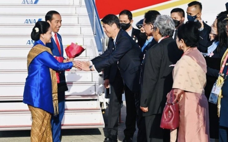 Presiden Joko Widodo dan Ibu Iriana tiba di Bandara Internasional Hiroshima, Jepang, Jum'at (19/5)